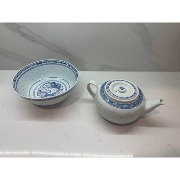 Vintage Chinese Rice Grain Blue and White Set - Teapot With Lid & Serving Bowl - Picture 3 of 6